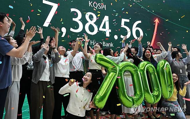 코스피 7,380대 종가 마감 (서울=연합뉴스) 류영석 기자 = 코스피가 전장보다 447.57포인트(6.45%) 오른 7,384.56으로 마감하며 종가 기준 역대 최고치를 경신한 6일 오후 서울 중구 하나은행 딜링룸에서 직원들이 축하 세리머니를 하고 있다. 2026.5.6 [공동취재] ondol@yna.co.kr