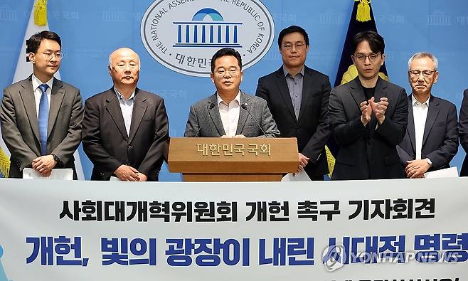 사회대개혁위원회 개헌 촉구 기자회견 (서울=연합뉴스) 배재만 기자 = 더불어민주당 민병덕 의원(왼쪽 세 번째)이 6일 국회 소통관에서 열린 사회대개혁위원회의 개헌 촉구 기자회견에서 발언하고 있다. 2026.5.6 scoop@yna.co.kr