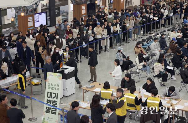 천원주택 신청 접수처가 마련된 인천시청 중앙홀에 입주를 희망하는 예비 입주자들이 몰려 차례를 기다리고 있다. /경인일보DB