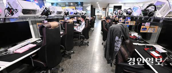 태양광 발전 확대에 따른 전기요금 개편으로 경인지역 PC방과 헬스장 등 야간 전력 사용 비중이 높은 업종의 부담 우려가 커지고 있다. 사진은 7일 경기도내 한 PC방에서 시민들이 컴퓨터를 사용하는 모습. 2026.5.7 /최은성기자 ces7198@kyeongin.com