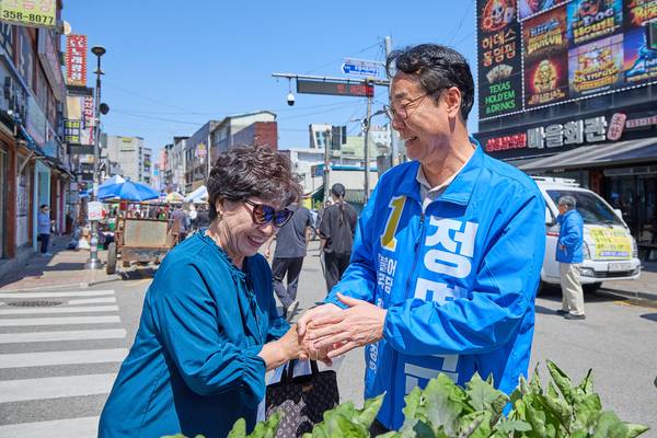 화성시장 선거 더불어민주당 정명근 후보가 관내 지역을 돌며 한 시민과 인사를 나누고 있다. /정명근 후보측 제공