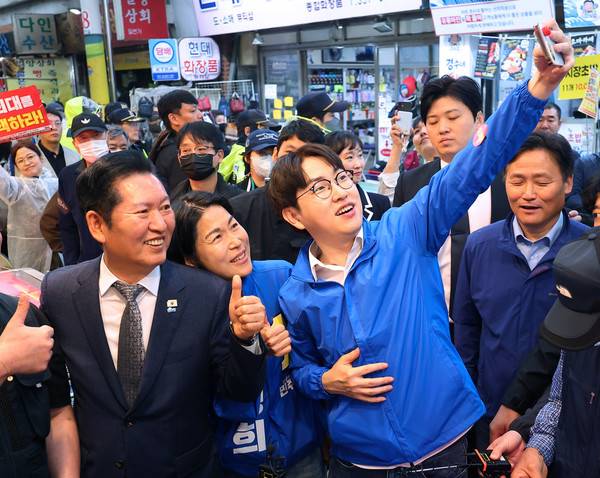 부산 구포시장 찾은 정청래·하정우&nbsp;[사진=연합뉴스]
