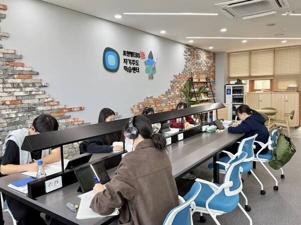 EBS 자기주도학습센터 자습실 내부와 교육방송을 청취하는 학생.
