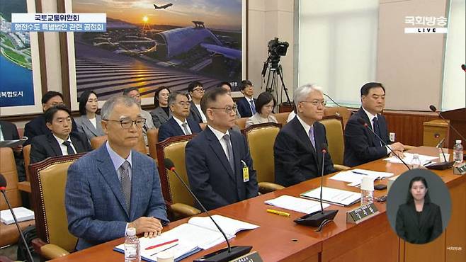 이날 패널 토론에 나선 4인의 교수진. 당초 찬반 양론으로 의원들 추천을 받아 참가했으나, 행정수도특별법 통과에 대한 큰 틀의 이의는 없었다. 각론의 해법에서 일부 차이를 보였다.(사진=국회방송 갈무리)