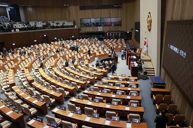 7일 국회에서 열린 5월 임시국회 제1차 본회의에서 대한민국헌법 개정안 표결이 시작되고 있다. 국민의힘 의원석은 비어 있다. 2026.5.7 사진=연합뉴스.