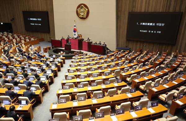 더불어민주당 한병도 원내대표가 7일 국회에서 열린 5월 임시국회 제1차 본회의에서 대한민국헌법 개정안에 관해 제안설명을 하고 있다. 국민의힘은 6·3 지방선거를 앞두고 발의된 이번 개헌안이 정략적 산물이라고 보고 반대 당론을 내세워 표결에 불참했다. 연합뉴스