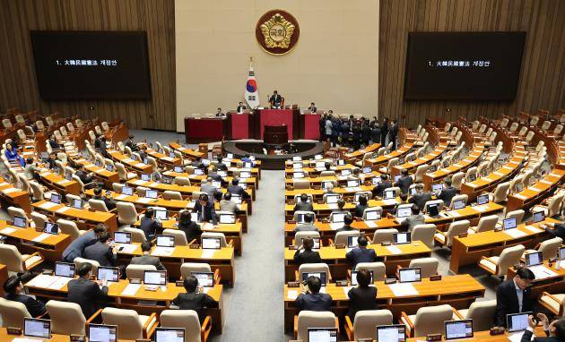 더불어민주당 한병도 원내대표가 7일 국회에서 열린 5월 임시국회 제1차 본회의에서 대한민국헌법 개정안 제안 설명을 하고 있다. 국민의힘 의원석은 비어 있다.  /연합뉴스