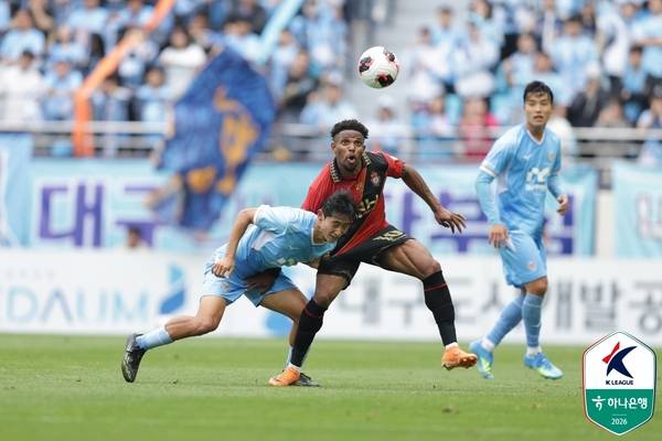 경남FC 치기가 3일 대구FC와 경기에서 몸싸움을 벌이고 있다. /프로축구연맹
