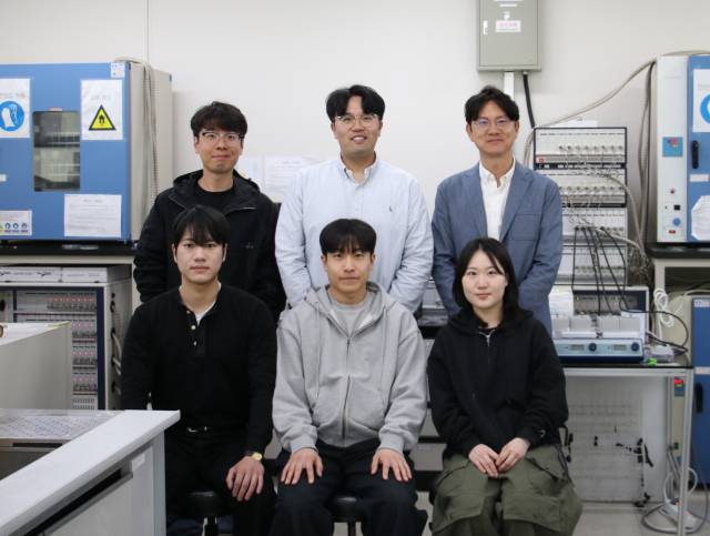 DGIST 에너지환경연구부 김재현(뒷줄 오른쪽) 책임연구원 연구팀. DGIST 제공.