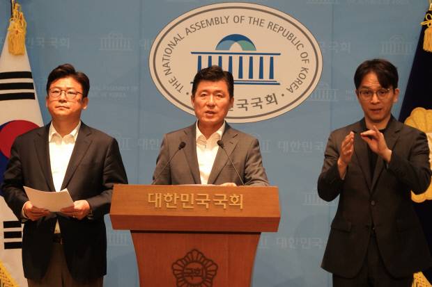 구자근·강명구 의원이 지난 6일 국회 소통관에서 장세용 더불어민주당 구미시장 후보 '박정희 폄훼 망언'에 대해 강력 규탄하고 있다. 강명구 의원실 제공