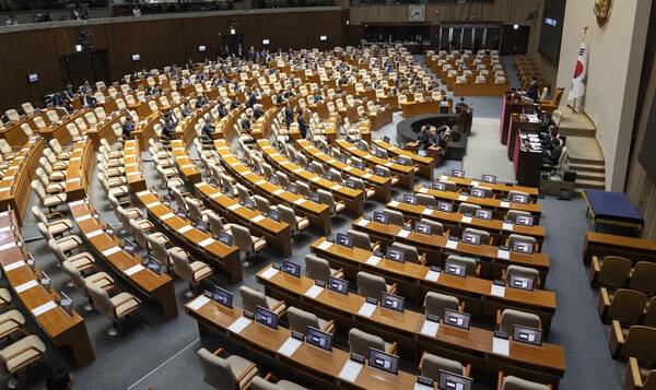 우원식 국회의장이 7일 국회에서 열린 제435회 국회(임시회) 1차 본회의에서 대한민국 헌법 개정안에 대한 국민의힘 참여를 호소한 뒤 기다리고 있다. 국민의힘은 헌법개정안 반대를 당론으로 결정해 이날 본회의에 입장하지 않았다. 연합뉴스