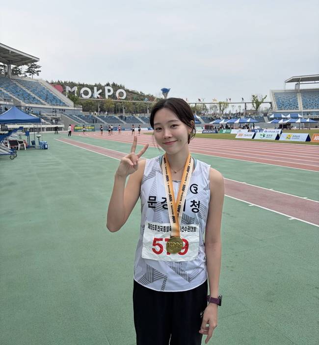 ▲ 문경시청 육상단 선수들이 「제55회 전국종별육상경기선수권대회」에서 우수한 성적을 거둔 뒤 메달을 목에 걸고 기념촬영을 하고 있다.