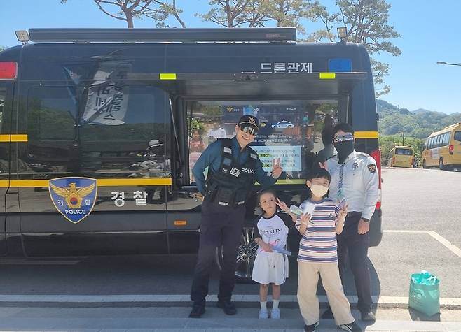 ▲ 경북경찰청 광역예방순찰대 드론팀이 지난 2일부터 5일까지 2026 영주한국선비문화축제 행사장 일원에 'POL-EYE(폴아이)' 드론을 투입해 교통관리와 범죄예방 활동을 동시에 추진 한 후 참가한 어린이들과 기념촬영장면, 경북경찰청 제공