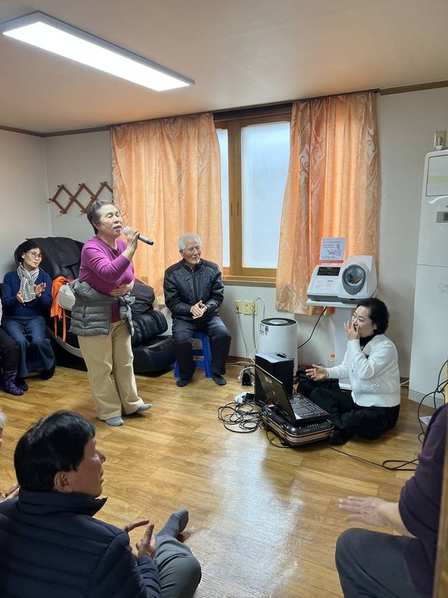 ▲ 대구 군위군이 어르신들을 대상으로 노래교실을 열고 있다. 군위군 제공