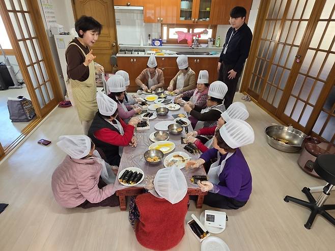 ▲ 경로당 어르신들이 취미강좌의 하나로 김밥(음식) 만들기에 동참하고 있다. 군위군 제공