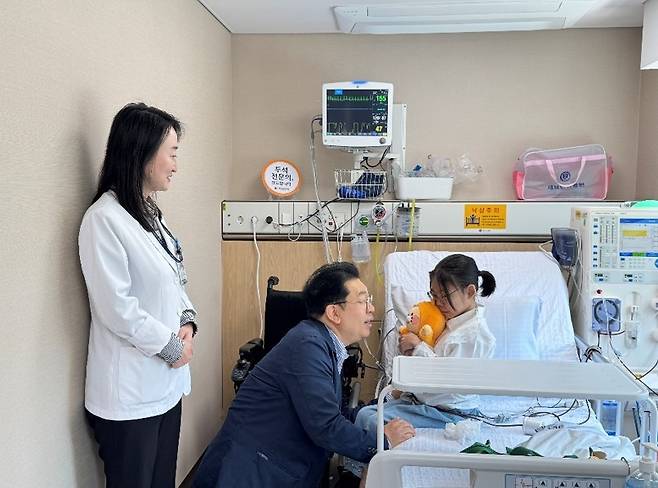 옥살산뇨증으로 혈액투석을 하며 신장이식을 대기하고 있는 13세 여아를 황원민 대한신장학회 홍보이사와 주치의인 세브란스 어린이병원 소아신장과 이금화교수가 인형을 선물로 주며 응원하고 있다. /사진 제공=대한신장학회