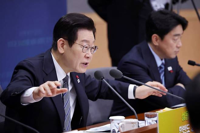 지난 2025년 12월 이재명 대통령이 정부서울청사 별관에서 열린 금융위원회 등의 업무보고에서 발언하고 있다.  이날 금융위원회는 코스닥 상장 심사와 폐지 기준도 전면 재설계 등 코스닥 활성화 계획을 보고 있다. 사진=한국경제