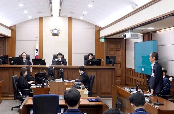 12·3 비상계엄에 가담한 혐의로 재판에 넘겨진 한덕수 전 국무총리가 7일 서울 서초구 서울고등법원에서 열린 항소심 선고공판에 출석해 선고를 듣고 있다. 서울고법 형사12-1부(이승철 조진구 김민아 고법판사)는 이날 한 전 총리에게 징역 15년을 선고했다. 2026.5.7 [서울고법 제공] 연합뉴스