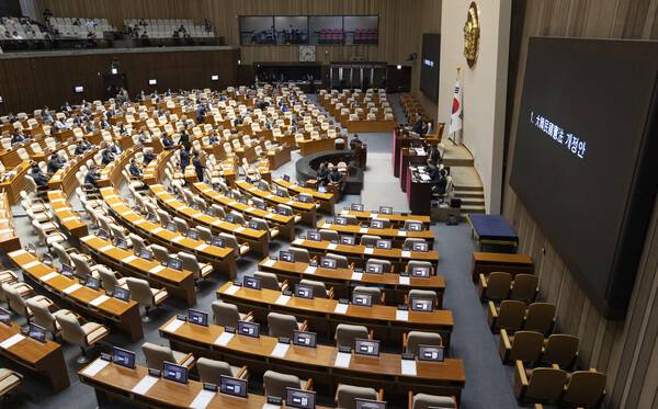 우원식 국회의장이 7일 국회에서 열린 제435회 국회(임시회) 1차 본회의에서 대한민국 헌법 개정안에 대한 국민의힘 참여를 호소한 뒤 기다리고 있다. 국민의힘은 헌법개정안 반대를 당론으로 결정해 이날 본회의에 입장하지 않고 있다. 사진 하단 텅 빈 국민의힘 의석. 2026.5.7. 연합뉴스