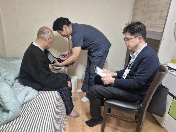 돌봄의원 의료진이 주 1회 어르신을 방문해 건강 상태를 확인하고 있다.&nbsp;ⓒ성북구