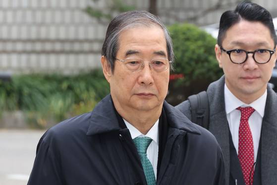 내란 중요임무 종사 혐의를 받는 한덕수 전 국무총리가 지난해 11월 26일 서울중앙지법에서 열린 1심 결심 공판에 출석하고 있다. 〈사진=연합뉴스〉