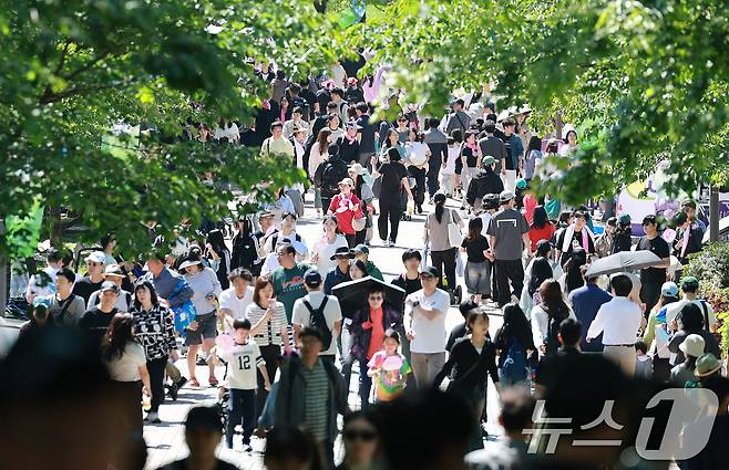 어린이날인 5일 나들이 나온 가족들. (사진은 기사 내용과 무관) 2026.5.5 ⓒ 뉴스1 임세영 기자
