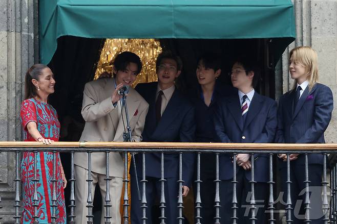 클라우디아 셰인바움 멕시코 대통령과 BTS 멤버들이 6일(현지시간) 멕시코시티 대통령궁 발코니에 올라 시민들과 팬들에게 인사하고 있다./2026.5.6  ⓒ 로이터=뉴스1