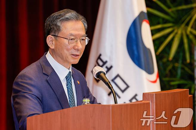 정성호 법무부 장관이 7일 경기 과천시 정부과천청사 법무부에서 열린 2026 신임검사 임관식에서 격려사를 하고 있다. 2026.5.7 ⓒ 뉴스1 안은나 기자