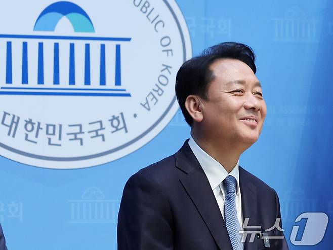 이광재 전 강원지사가 30일 서울 여의도 국회에서 경기 하남갑 국회의원 보궐선거 출마 선언을 위해 발걸음을 옮기고 있다. 2026.4.30 ⓒ 뉴스1 황기선 기자