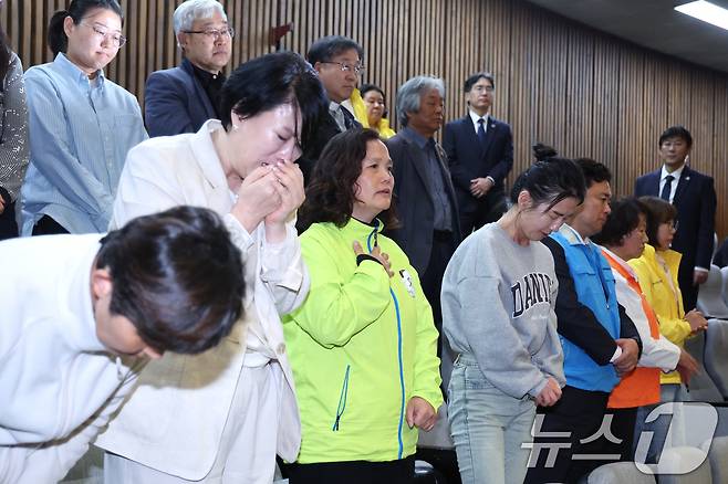 7일 서울 여의도 국회에서 열린 제435회국회(임시회) 제1차 본회의에서 생명안전기본법안(수정, 박주민의원ㆍ한창민의원ㆍ용혜인의원 대표발의)이 가결되자 세월호 참사를 비롯한 사회적 참사 유족들이 눈물을 닦고 있다. 2026.5.7 ⓒ 뉴스1 신웅수 기자
