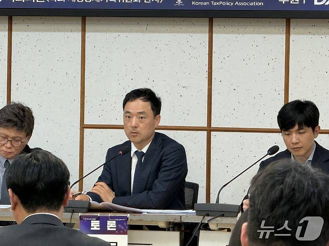 문경호 재정경제부 소득세제과장이 7일 서울 여의도 국회의원회관에서 열린 '가상자산 과세 긴급 점검 토론회'에서 재경부 입장을 밝히고 있다. 사진=황지현 기자.
