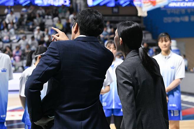 아산 우리은행 위성우 총감독(왼쪽)과 전주원 감독. 사진 | WKBL