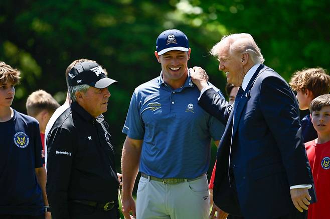 US President Donald Trump (R) speaks with US golfer Bryson DeChambeau (C) and South African retired golfer Gary Player (L) as they watch young student athletes participate in exercise activities on the South Lawn of the White House after President Trump signed a proclamation to revive the Presidential Fitness Test Award, a competitive school-based fitness program, in Washington, DC on May 5, 2026. (Photo by Kent NISHIMURA / AFP)







<저작권자(c) 연합뉴스, 무단 전재-재배포, AI 학습 및 활용 금지>