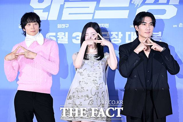 배우 강동원 박지현 엄태구(왼쪽부터)는 혼성 댄스 그룹 트라이앵글의 멤버가 돼 실제로 안무를 하며 노래하는 모습을 보여준다. /서예원 기자