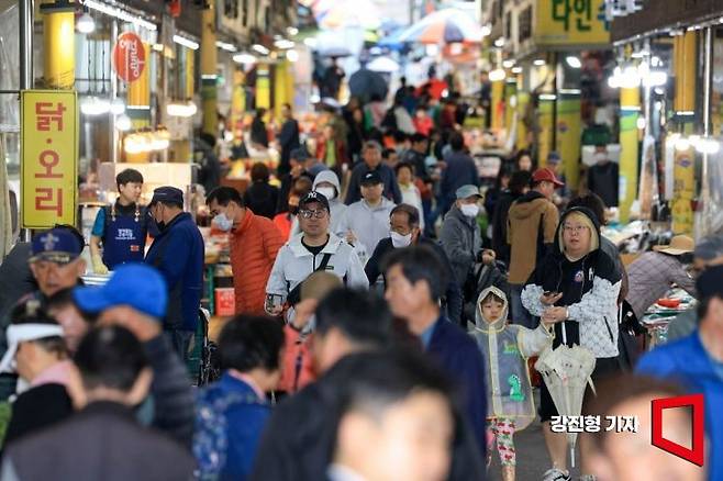 부산 북구 구포시장을 찾은 주민들이 장을 보고 있다. 강진형 기자