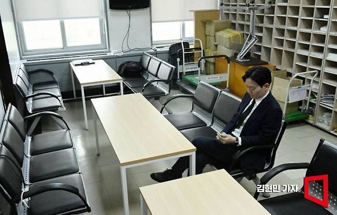 박상용 검사가 14일 국회에서 열린 ‘윤석열 정권 정치검찰 조작기소 의혹 국정조사 특별위원회’ 청문회에 출석해 증인 선서를 거부한 후 퇴장해 회의장 밖에서 대기하고 있다. 2026.4.14 김현민 기자