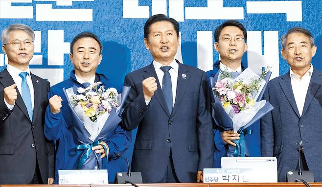 민주당은 인재 영입식, 국민의힘은 특검법 규탄  더불어민주당 정청래 대표가 6일 서울 여의도 국회에서 열린 인재 영입식에서 새로 영입한 임문영(왼쪽에서 두 번째) 전 국가인공지능전략위원회 부위원장, 박지원 최고위원(왼쪽에서 네 번째) 등과 기념 촬영을 하고 있다. /연합뉴스