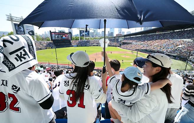 지난 5일 서울 송파구 잠실야구장에서 열린 2026 KBO리그 두산 베어스와 LG 트윈스의 경기를 찾은 어린이와 야구팬들이 응원을 하고 있다. /뉴시스