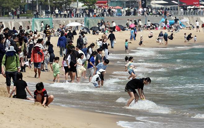 어린이날이자 여름이 시작된다는 절기 '입하'(立夏)인 지난 5일 부산 해운대구 해운대해수욕장을 찾은 시민과 관광객들이 물놀이를 즐기고 있다. /뉴시스