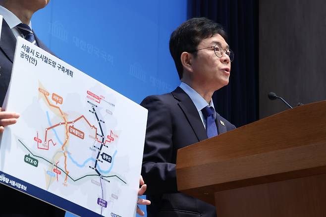 정원오 더불어민주당 서울시장 후보가 7일 서울 여의도 국회 소통관에서 교통 공약을 발표하고 있다. 2026.5.7 / 뉴스1 /