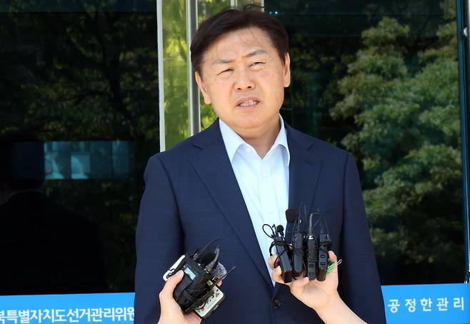 김관영 전북도지사가 제9회 전국동시지방선거 출마를 위해 지난 6일 전북선거관리위원회에서 전북도지사 예비후보 등록을 한 뒤 소감을 밝히고 있다./연합뉴스