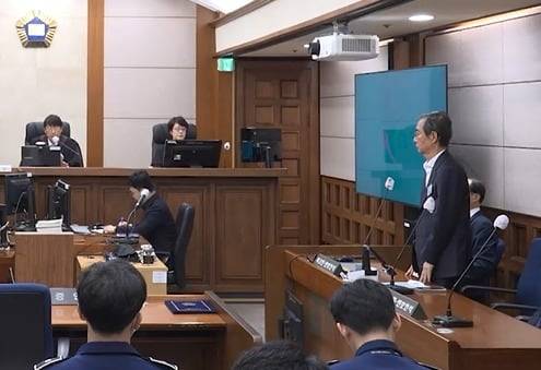 한덕수 전 총리가 7일 오전 서울 서초구 서울고등법원에서 열린 내란우두머리방조 등 2심 선고 공판에서 선고를 받고 있다. (서울고법)./뉴스1