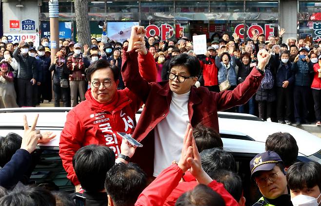 서병수(왼쪽) 전 의원과 무소속 한동훈 부산 북갑 후보. 사진은 두 사람이 22대 총선 국면이던 2024년 3월 부산 구포시장에서 유세하는 모습. 당시 서 전 의원은 국민의힘 부산 북갑 후보였고, 한 후보는 국민의힘 비상대책위원장이었다./김동환 기자