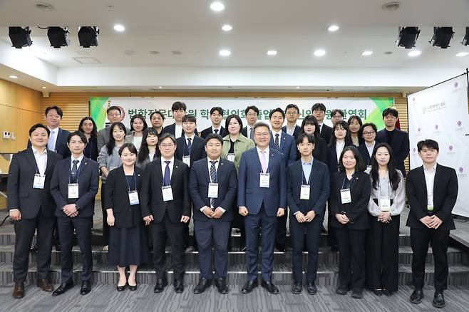5월 6일 대한변호사협회에서 열린 ‘2026 법학협 졸업생회 신입 변호사 멘토링 및 정기총회’ 참가자들이 기념사진을 찍고 있다. /법학전문대학원학생협의회 졸업생회