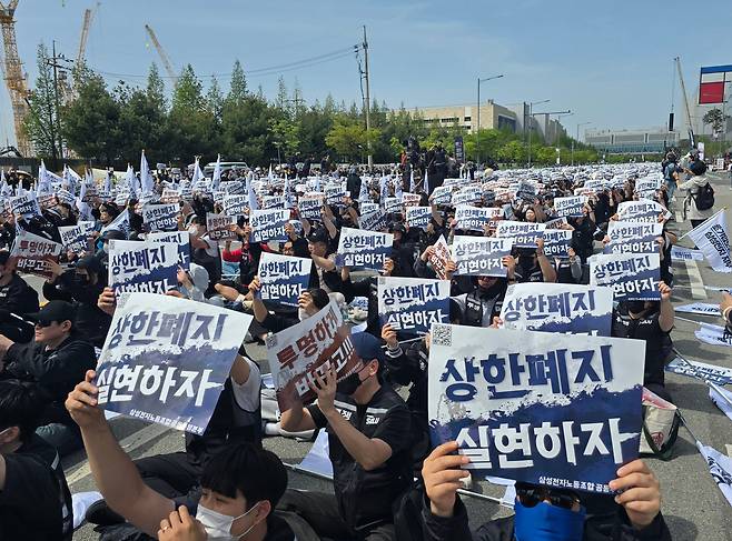 삼성전자 노동조합 조합원들이 4월 23일 삼성전자 평택캠퍼스에서 개최된 ‘투쟁 결의대회’에서 손 피켓을 들어 보이고 있다./정두용 기자