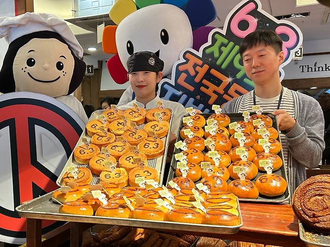 7일 대전 중구 은행동 성심당 본점에서 선거빵을 출시, 관계자들이 기념사진을 촬영하고 있다. 안민기 기자