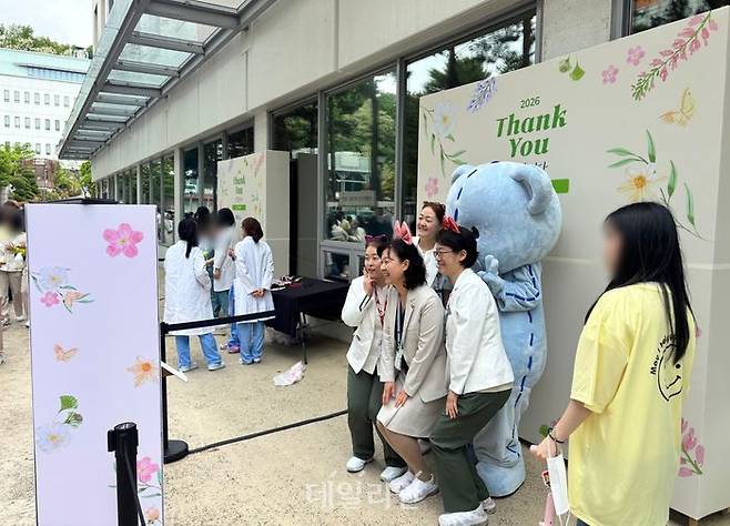 서울성모병원 의료진이 7일 병원 야외공원에서 열린 ‘봄, 우리답게 고맙습니다’ 캠페인에서 기념사진을 촬영하고 있다. ⓒ데일리안 김효경 기자