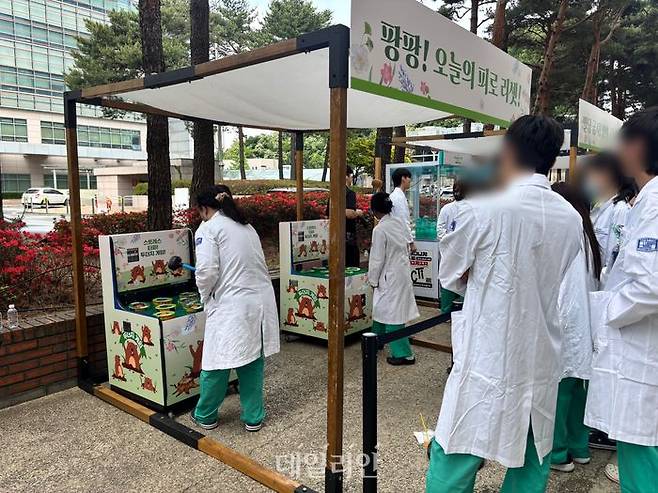 서울성모병원 의료진이 7일 병원 야외공원에서 열린 ‘봄, 우리답게 고맙습니다’ 캠페인에서 두더지 게임을 하고 있다. ⓒ데일리안 김효경 기자