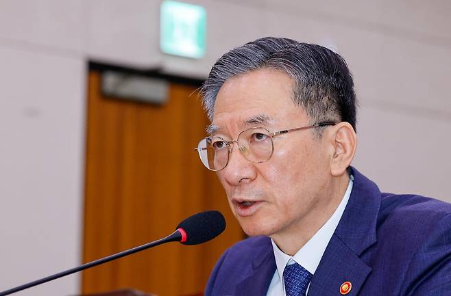 정성호 법무부 장관이 6일 오전 서울 여의도 국회에서 열린 법제사법위원회 제435회 국회(임시회) 제1차 전체회의에 출석해 박지원 의원 질의에 답하고 있다. 2026.5.6 뉴스1