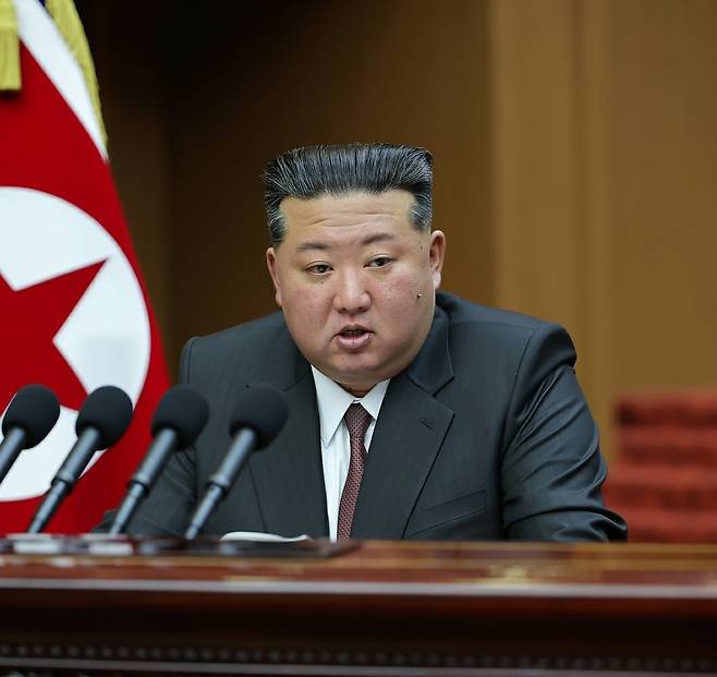 김정은 북한 국무위원장이 올 3월 23일 진행된 최고인민회의 15기 1차 회의 이틀째 회의에서 시정연설을 하고 있다. 노동신문 뉴스1